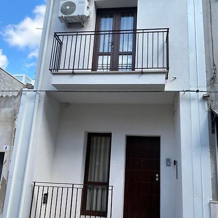 Casa Leonardo Apartment Комизо Екстериор снимка